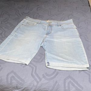 Women’s light wash Levi’s denim shorts